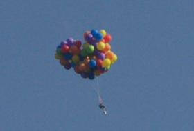 `Balloon man` soars in lawn chair, lands himself in jail